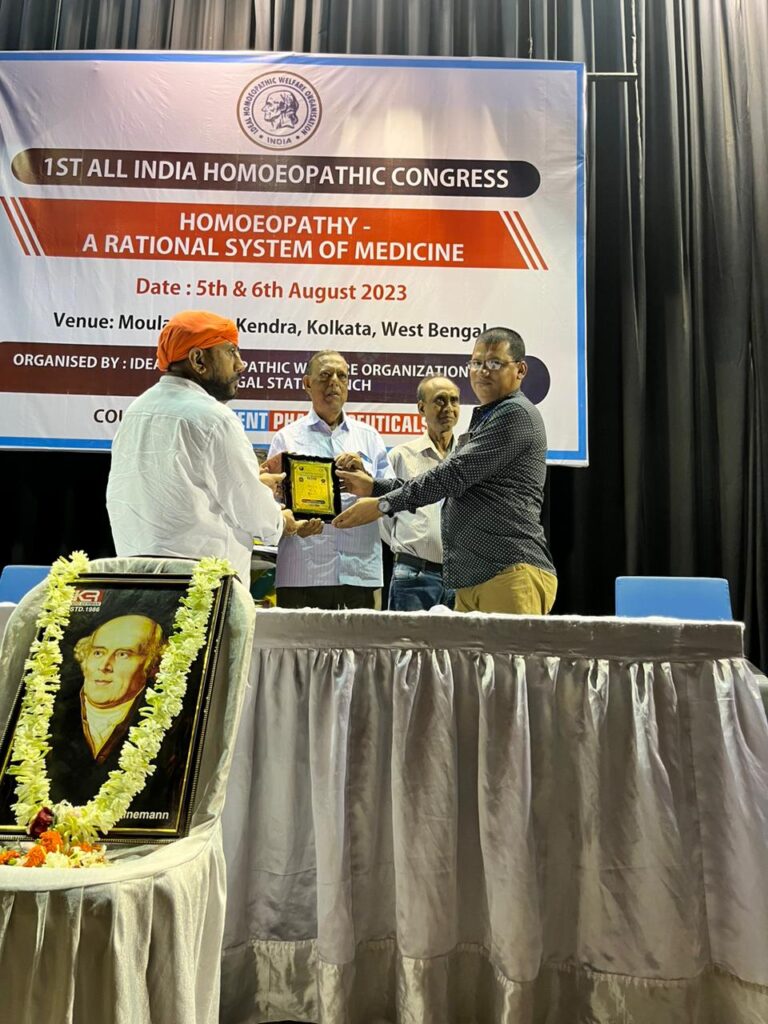 सोनभद्र के होम्योपैथिक चिकित्सक डा० चन्द्र भूषण देव पाण्डेय कोलकाता में हुए सम्मानित