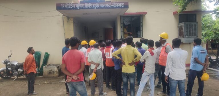 मेडिकल कालेज में कार्य कर रहे मजदूरों ने वेतन भुगतान का मामला पहुंचा चौकी चुर्क
