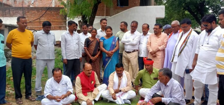 सोलर वाटर पंप निर्माण का भूमि पूजन विधायक व नगर अध्यक्ष द्वारा किया गया