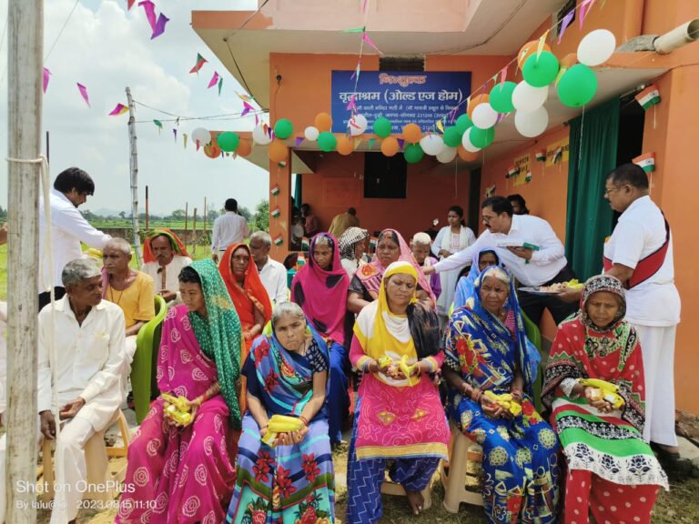 दुद्धी – स्वतंत्रता दिवस पर परख वृद्ध आश्रम में एसडीएम ने किया झंडारोहण वृद्धों को बाँटे फल