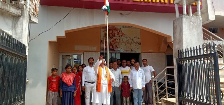 स्वतंत्र पत्रकार समिति दुद्धी अध्यक्ष नें जे पी इंटरनेशनल होटल पर शान से झंडारोहण किया भारत माता की जयकारों के नारों से गूंज नगर