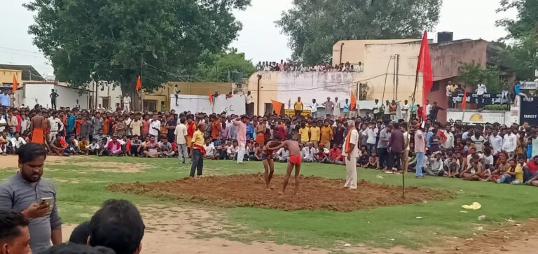 दुद्धी रामलीला खेल मैदान नागपंचमी अखाड़े पर पहलवानों का उमड़ा जनसमूह जय श्री राम, हर हर महादेव के गूंजे नारे