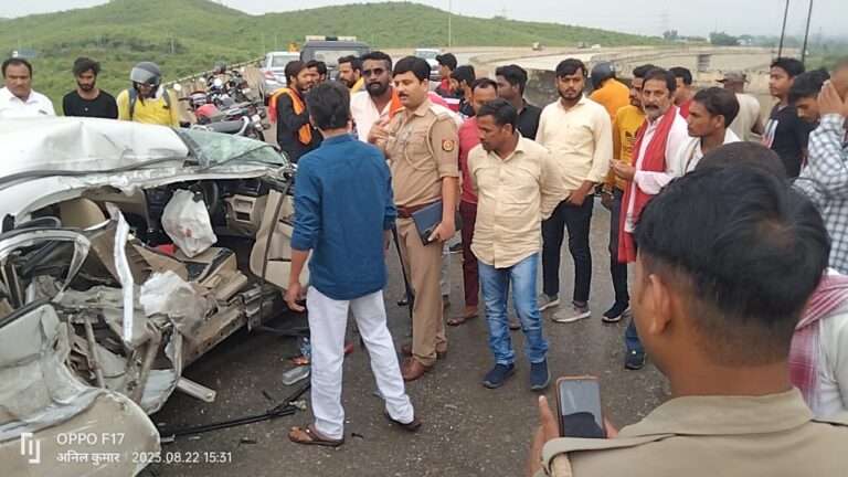 टिपर व कार के आमने सामने टक्कर मे स्कुटी सवार सहित तीन घायल