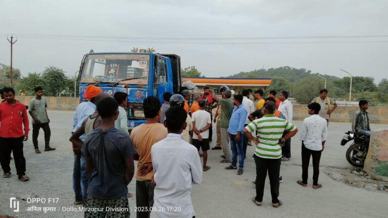 हादसा-टीपर के टक्कर से दो बाइक सवार हुए घायल