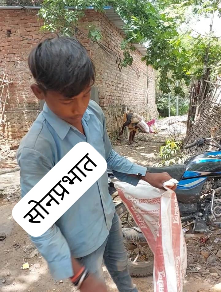 विद्यालय जाने की उम्र में छोटे बच्चे से करवाया जा रहा है मजदूरी, जिम्मेदार कौन !