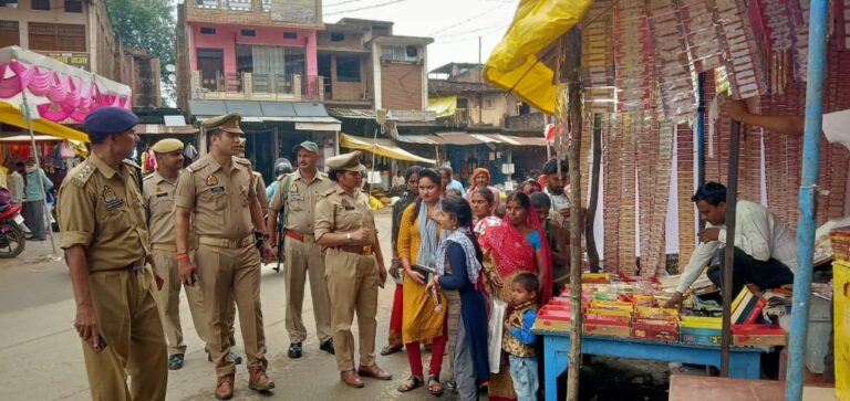दुद्धी – भाई बहन का पावन पर्व रक्षाबंधन के पूर्व पुलिस क्षेत्राधिकारी संग महिला थाना प्रभारी नें महिलाओं को किया जागरूक