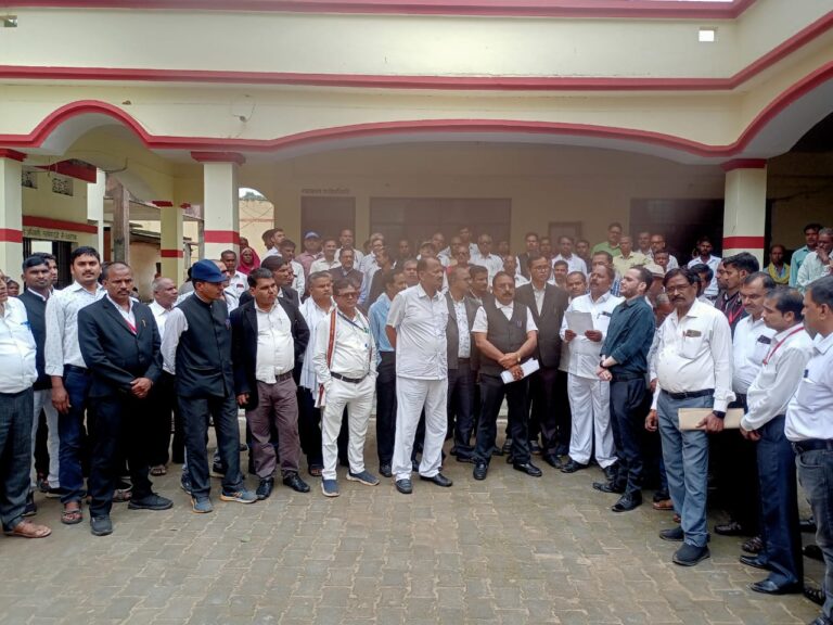 हापुड़ में पुलिस के द्वारा अधिवक्ताओं के साथ किये बर्बरता से आक्रोश ,सौंपा ज्ञापन