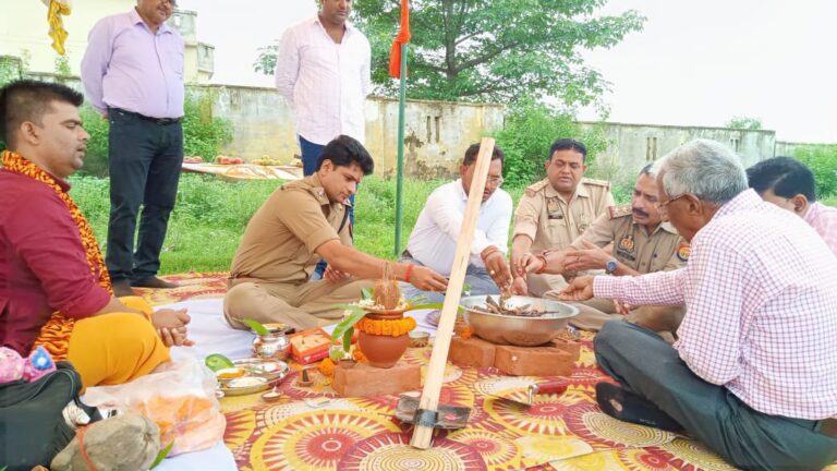 सोनभद्र : पुलिस लाइन चुर्क में नवीन बैरक के निर्माण कार्य हेतु विधि विधान साथ भूमि पूजन किया गया।