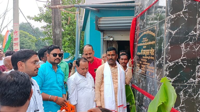 दुद्धी विधायक ने अटल स्मृति द्वार का किया उद्घाटन।