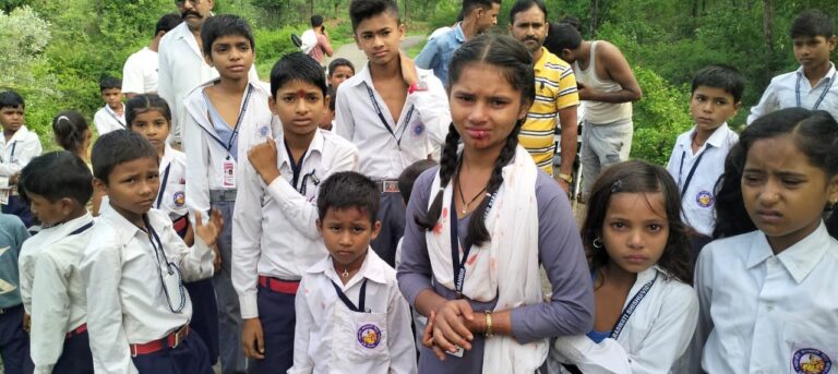 दुद्धी : स्कूल वाहन दुर्घटना में दो की हालत गंभीर, रेफर।