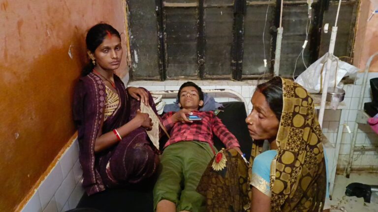 सर्पदंश से दो किशोर हुए अचेत, सीएचसी में इलाज जारी।