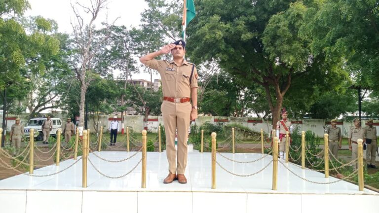 पुलिस अधीक्षक द्वारा पुलिस लाईन चुर्क में ली गई परेड की सलामी, किया गया निरीक्षण।