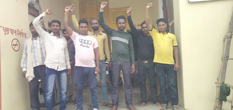 शाहगंज उपकेन्द्र पर विद्युत संविदा कर्मियों ने अपनी मांगों को लेकर किया प्रदर्शन