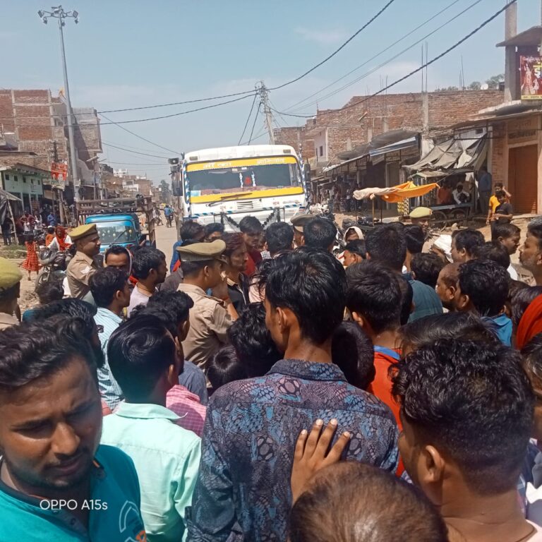 आक्रोशित-बिजली विभाग के लापरवाही के कारण घंटो रहा सड़क जाम