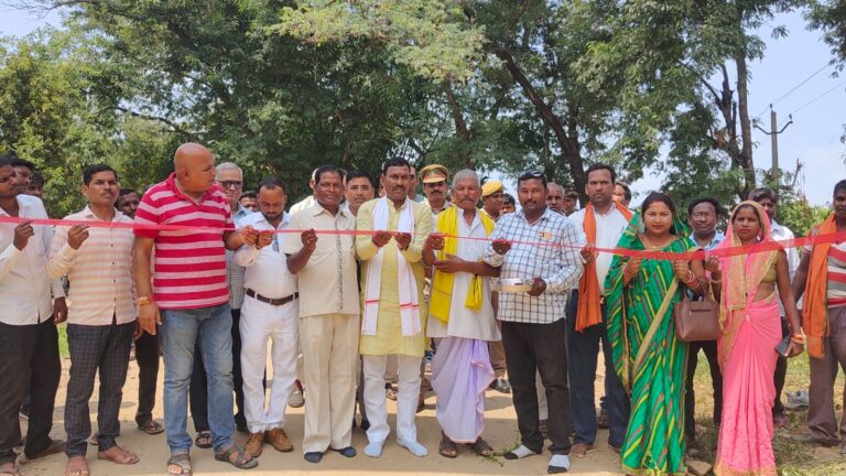 बिरसा मुंडा स्मृति द्वार का दुद्धी विधायक ने फिता काटकर किया लोकार्पण