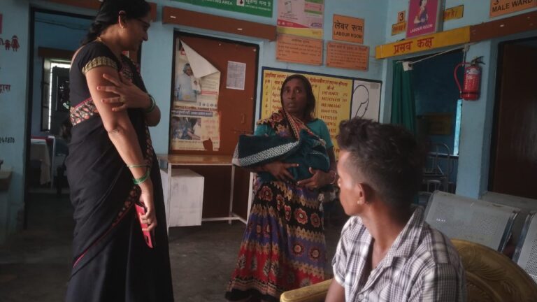 नहीं पहुँची एम्बुलेंस इंतजार में सड़क पर हुआ प्रसव एएनएम से परिजनों की नोकझोक