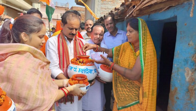 मेरी माटी मेरा देश अभियान के तहत विधायक,जिलाध्यक्ष व चेयरमैन पहुँचे घर घर