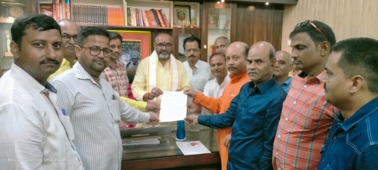 नगर में सड़क नापी को लेकर व्यापारियों में रोष, सौपा ज्ञापन