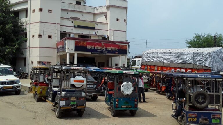 नगर को जाम,अपराध व दुर्घटना बचाव के लिए परिवहन विभाग व यातायात पुलिस ने ई-रिक्शा चालकों के लिए नम्बरिंग के साथ किया रंग निर्धारित