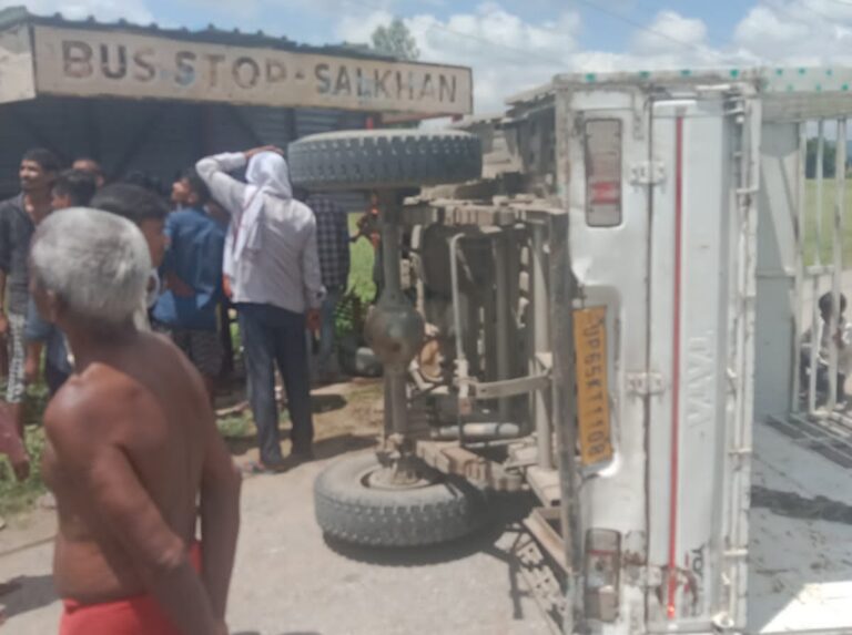 अनियंत्रित होकर पिकअप पलटी, दो घायल