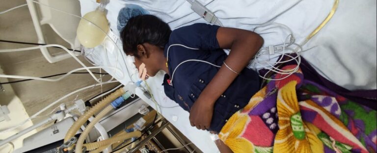 अबुझ हालत में दो किशोरी अचेत इलाज जारी