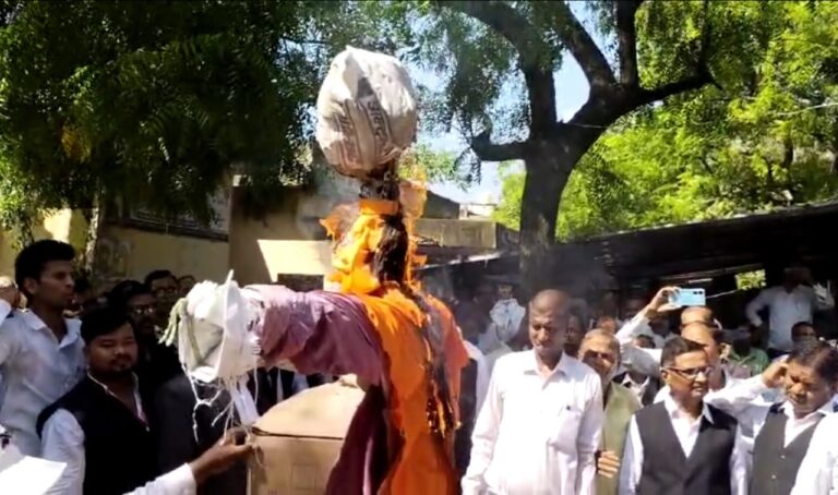 हापुड़ की घटना से व्यथित अधिवक्ताओं ने न्यायालय परिसर में प्रदेश सरकार का प्रतीकात्मक पुतला दहन किया.