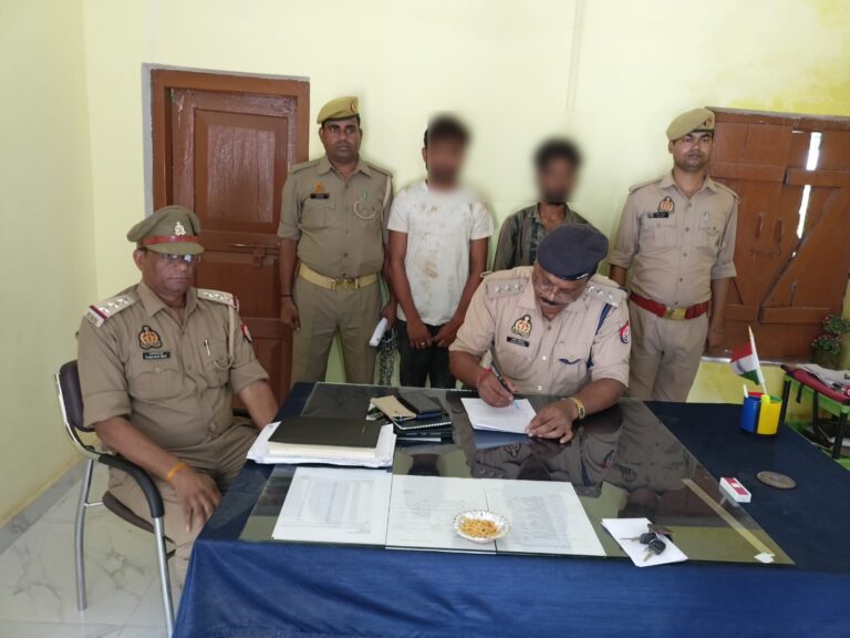 पन्नूगंज पुलिस ने दो पशु तस्करों को किया गिरफ्तार, पीकप सहित आठ पशु हुए बरामद.