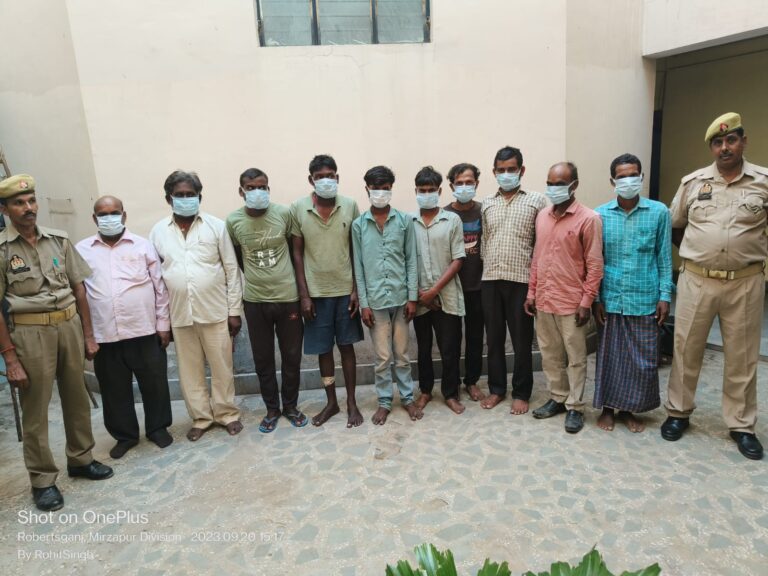 सोनभद्र : रॉबर्ट्सगंज पुलिस ने भिन्न भिन्न स्थानों पर शान्ति व्यवस्था भंग कर रहे 13 व्यक्तियों को गिरफ्तार किया।