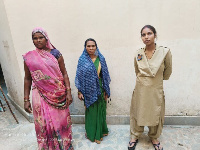 थाना रॉबर्ट्सगंज पुलिस द्वारा 04 वारंटी को किया गया गिरफ्तार।