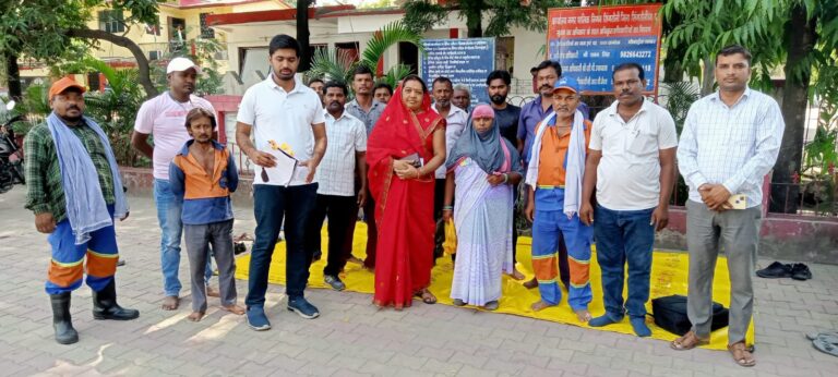 नगर पालिका निगम के आयुक्त के बेरुखी से सफाई कर्मी मर्माहत।