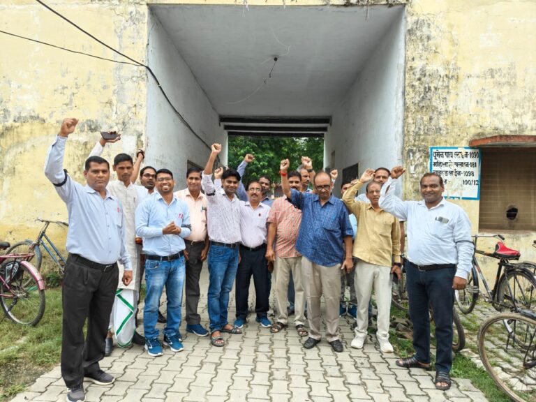 शिक्षक दिवस पर शिक्षकों ने मनाया काला दिवस।