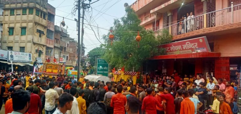 भगवान श्री कृष्ण जन्मोत्सव पर झांकी में उमड़ा आस्था का जन सैलाब।