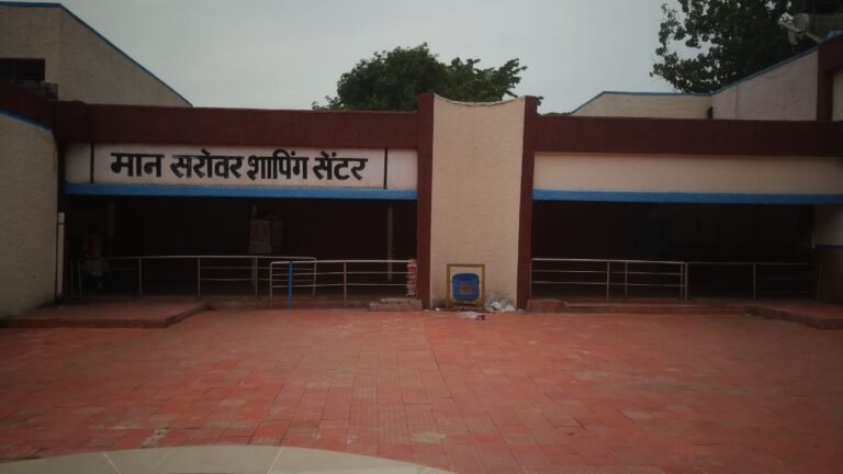 सहायक आयुक्त खाद्य के दौरे से दुकानों के शटर बन्द तीन की हुई जाँच, सबकुछ मिला ठीक।