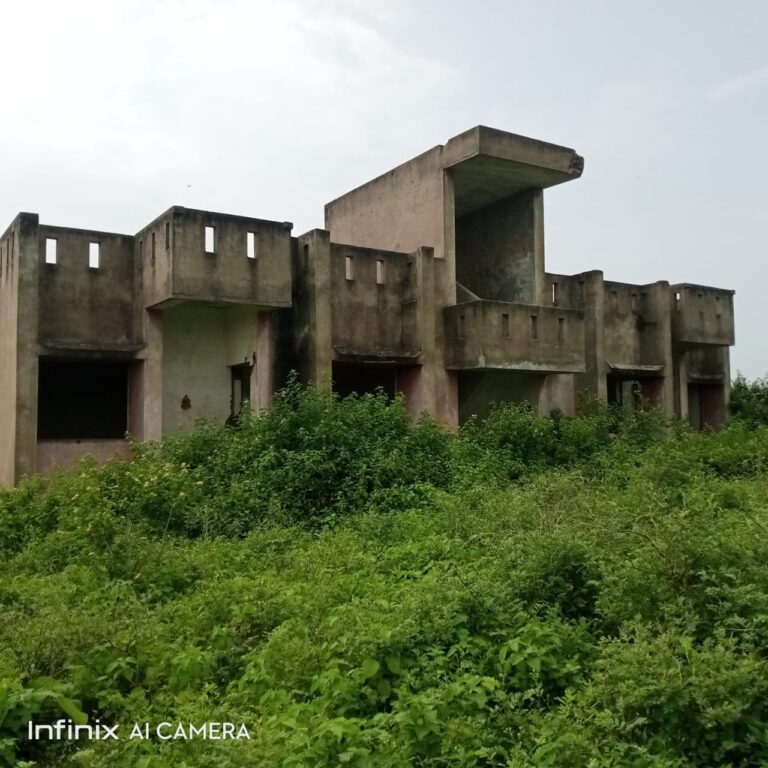 दुर्दशा: लाखों की लागत से बना प्राथमिक स्वास्थ्य केंद्र खंडहर में तब्दील।