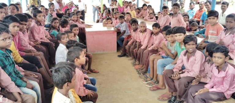 परोपकार सेवा समर्पण समिति ने स्कूली बच्चों को बाँटे कपड़े, कॉपी, पेंसिल रबड़ आदि सामानो को पाकर बच्चों के खिले चेहरे।