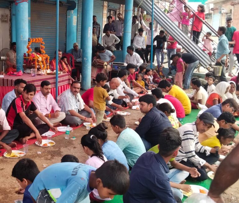 भगवान श्रीकृष्ण के छठी पर भव्य भंडारे का आयोजन।