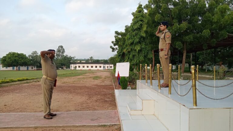 सोनभद्र पुलिस अधीक्षक द्वारा रिजर्व पुलिस लाइन में ली गई सलामी, किया गया निरीक्षण।