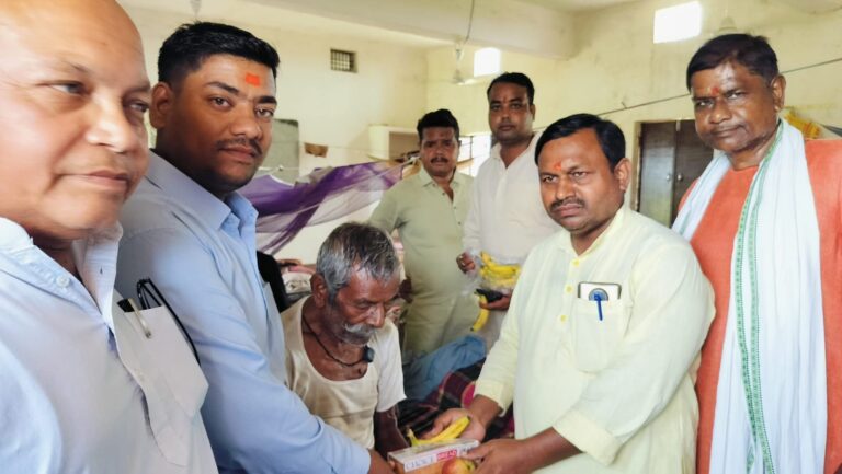 दुद्धी – प्रधानमंत्री नरेंद्र मोदी के जन्मोत्सव पर मंदिर पर सामूहिक हनुमान चालीसा एवं अस्पतालों में मरीजों को फल वितरण कार्यकर्ताओं द्वारा किया गया।