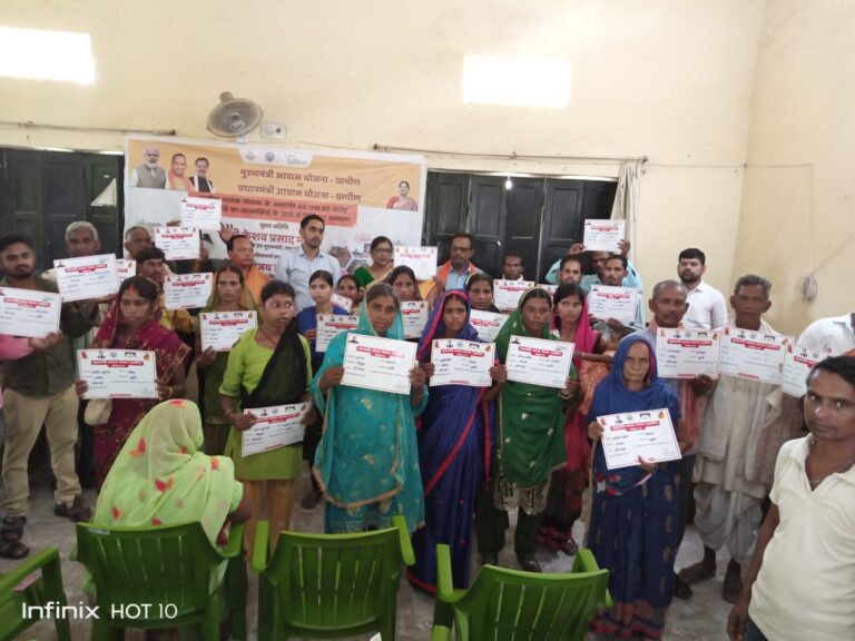 दुद्धी ब्लॉक सभागार में 100 लाभार्थियों को मिले पीएम व सीएम आवास स्वीकृत पत्र।