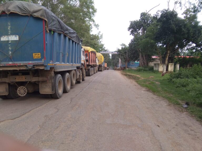 किसान सेवाकेंद्र पर बेतरतीब खड़े हाइवा दुर्घटना को दे रहे दावत।