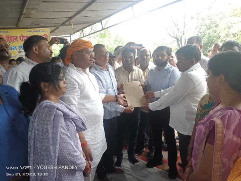 सोनभद्र : पुरानी पेंशन बहाली हेतु कलेक्ट्रेट परिसर में शिक्षक, कर्मचारियों का एकदिवसीय धरना प्रदर्शन।