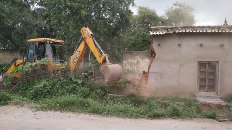 तहसील प्रशासन की मौजूदगी में अवैध मकान पर चला बुलडोजर।