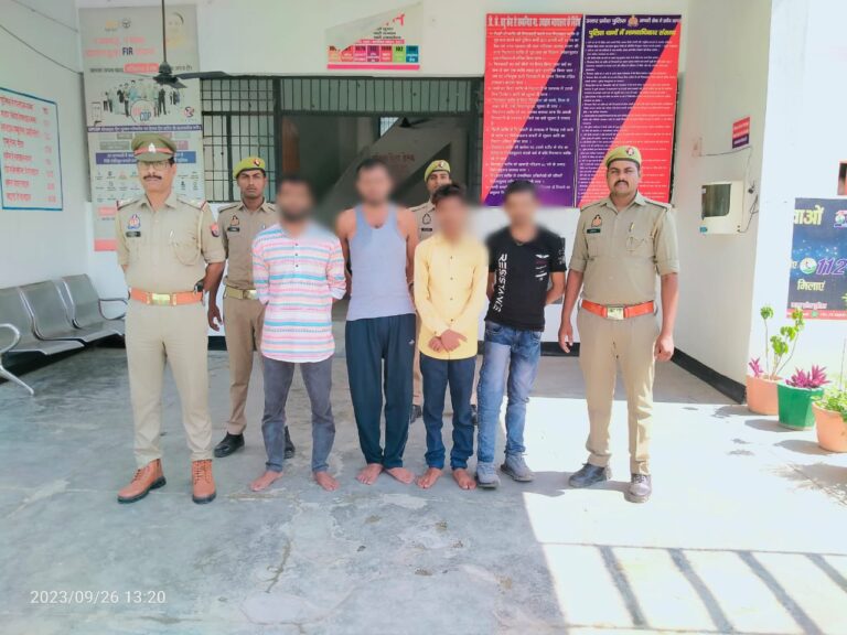 जुआ खेलते हुए 04 अभियुक्तों को चोपन पुलिस ने किया गिरफ्तार।