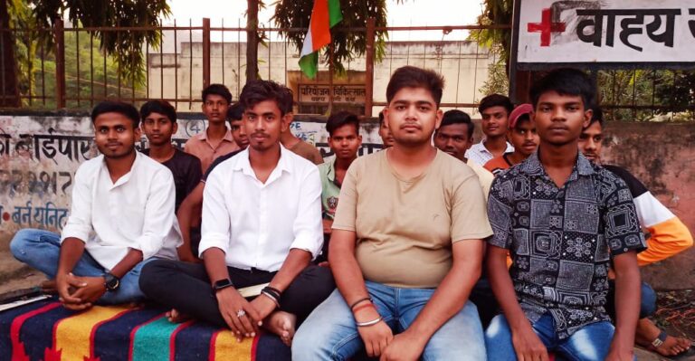 ओबरा इंटर कॉलेज बचाने के समर्थन विद्यार्थियों का धरना शुरू।