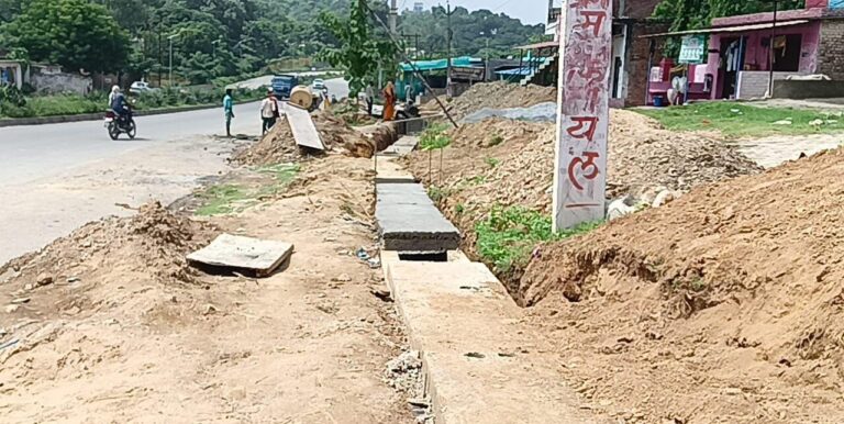 ए.सी.पी.टोल लिमिटेड के निर्देश के बाद भी नही रुका कार्य, नगरपंचायत ने बना डाला नाली।