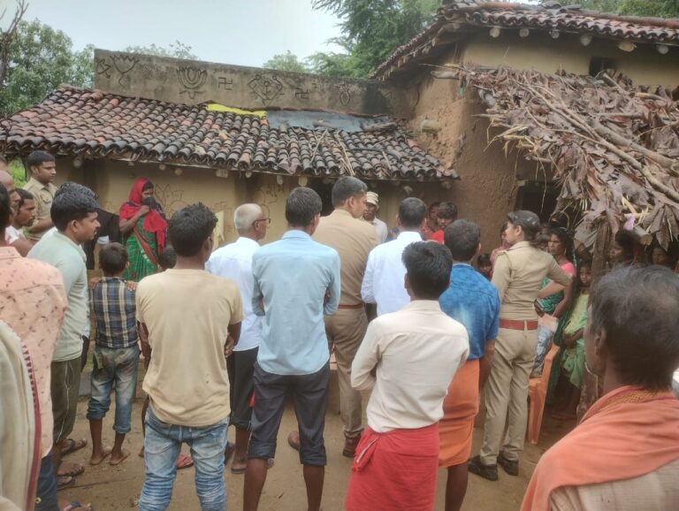 संदिग्ध परिस्थितियों में विवाहिता का घर में लटकता मिला शव