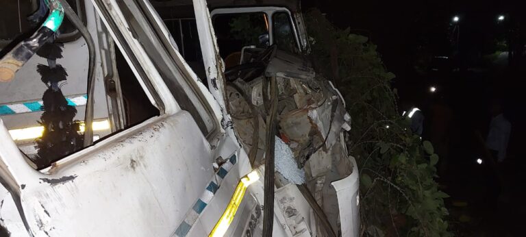 डाला-अनियंत्रित कोयला लदा टेलर,बाउंड्री से टकराई चालक घायल