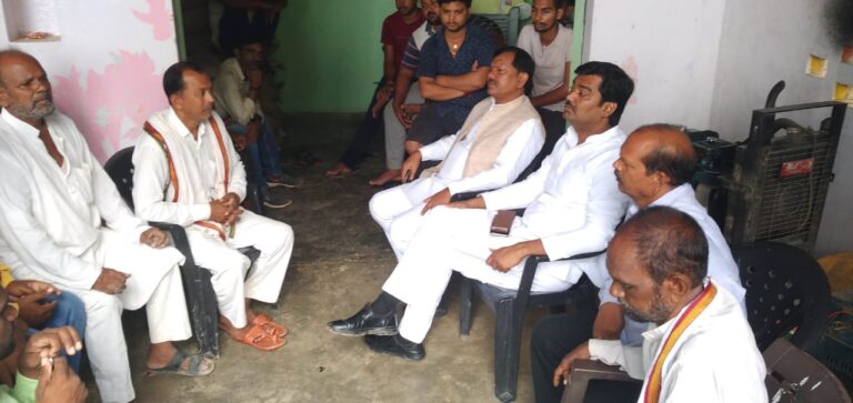 शोक संतप्त परिवार को ढांढस बंधाने पहुंचे पूर्व विधायक अविनाश कुशवाहा