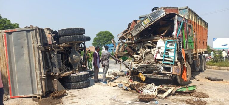 दुर्घटना:-ट्रक व टीपर में जोर दार टक्कर,केबिन में फसा ट्रक ड्राइवर