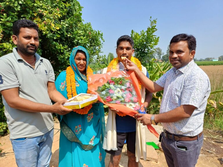 एशियाई गेम्स के रामबाबू खिलाड़ी को डायरेक्टर ने किया सम्मानित